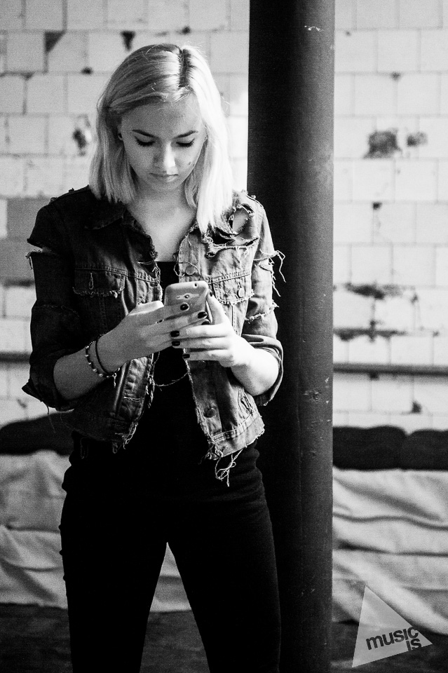 20141009-Radek-Zawadzki-Natalia-Nykiel-backstage-04.jpg