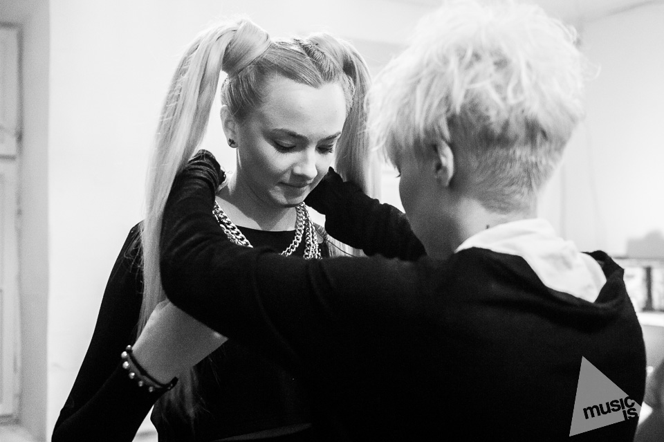 20141009-Radek-Zawadzki-Natalia-Nykiel-backstage-57.jpg